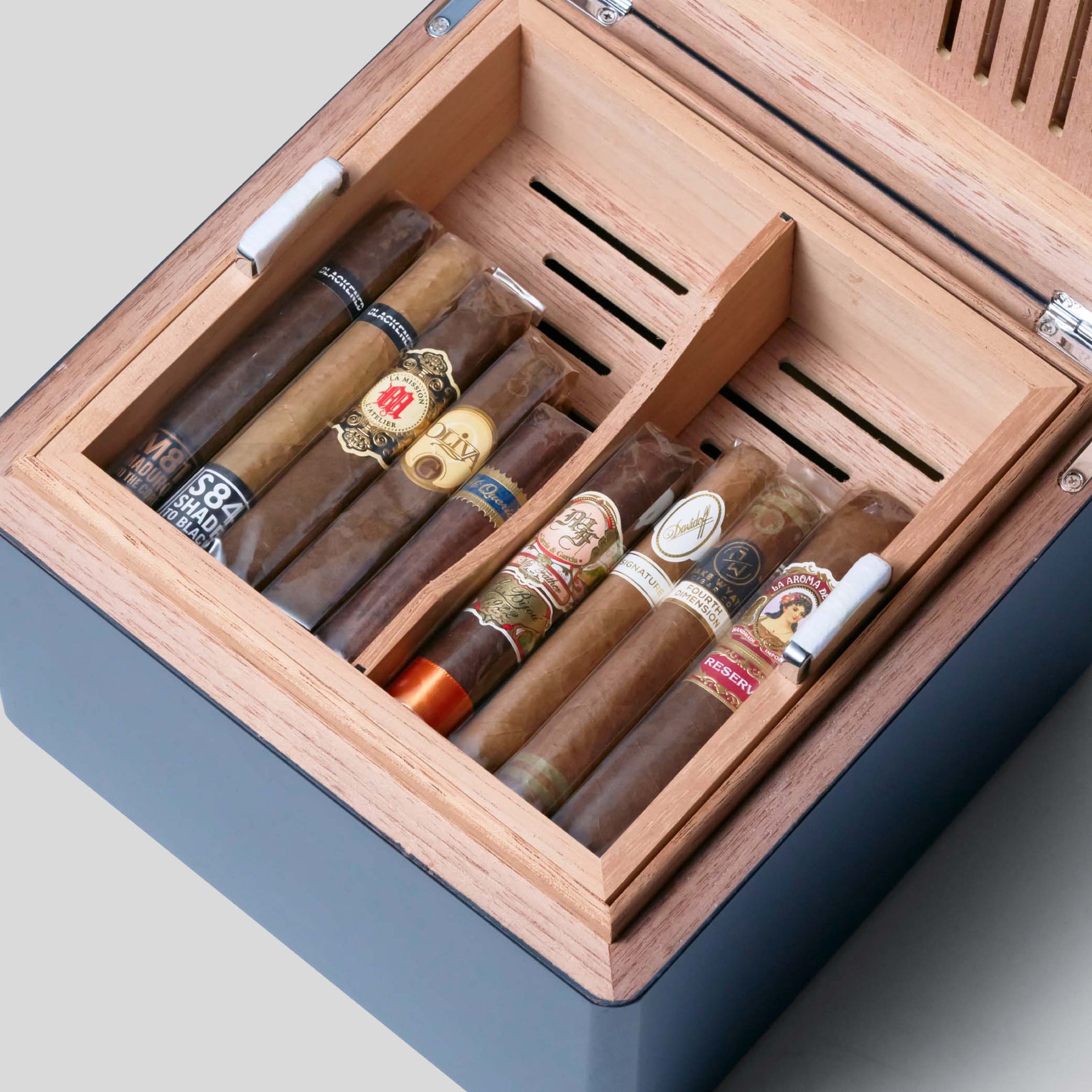Migratory Exclusive Cigar Sets Hong Kong for Refined Collectors